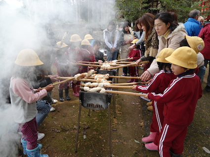 This image has an empty alt attribute; its file name is Outdoor-Snack-Japan.jpg